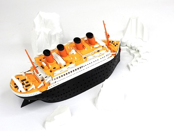 SL-001 Titanic - Seal & Iceberg Scene Suyata