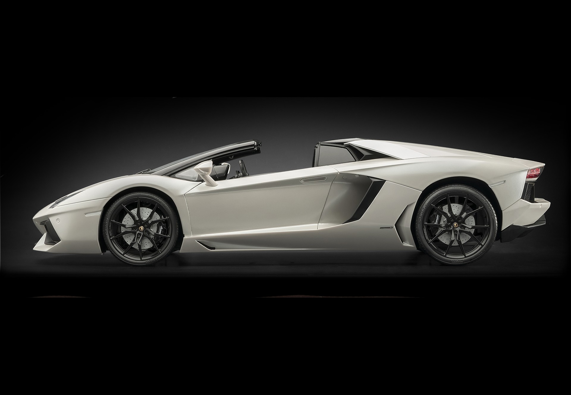 HK104 Lamborghini Aventador Roadster Bianco Canopus (Полуматовый белый)