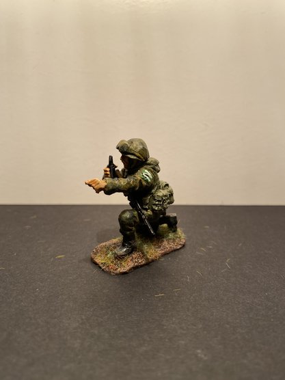 5074ТБ СВО, стоящий на колене командир подразделения морпехов с рацией Три Богатыря