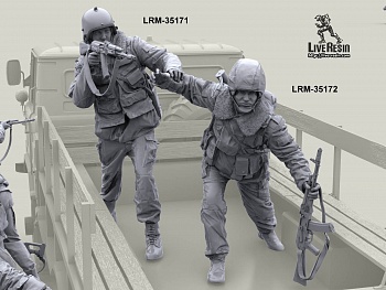 LRM35172 Военнослужащий ВВ, раненный, укрывается от огня